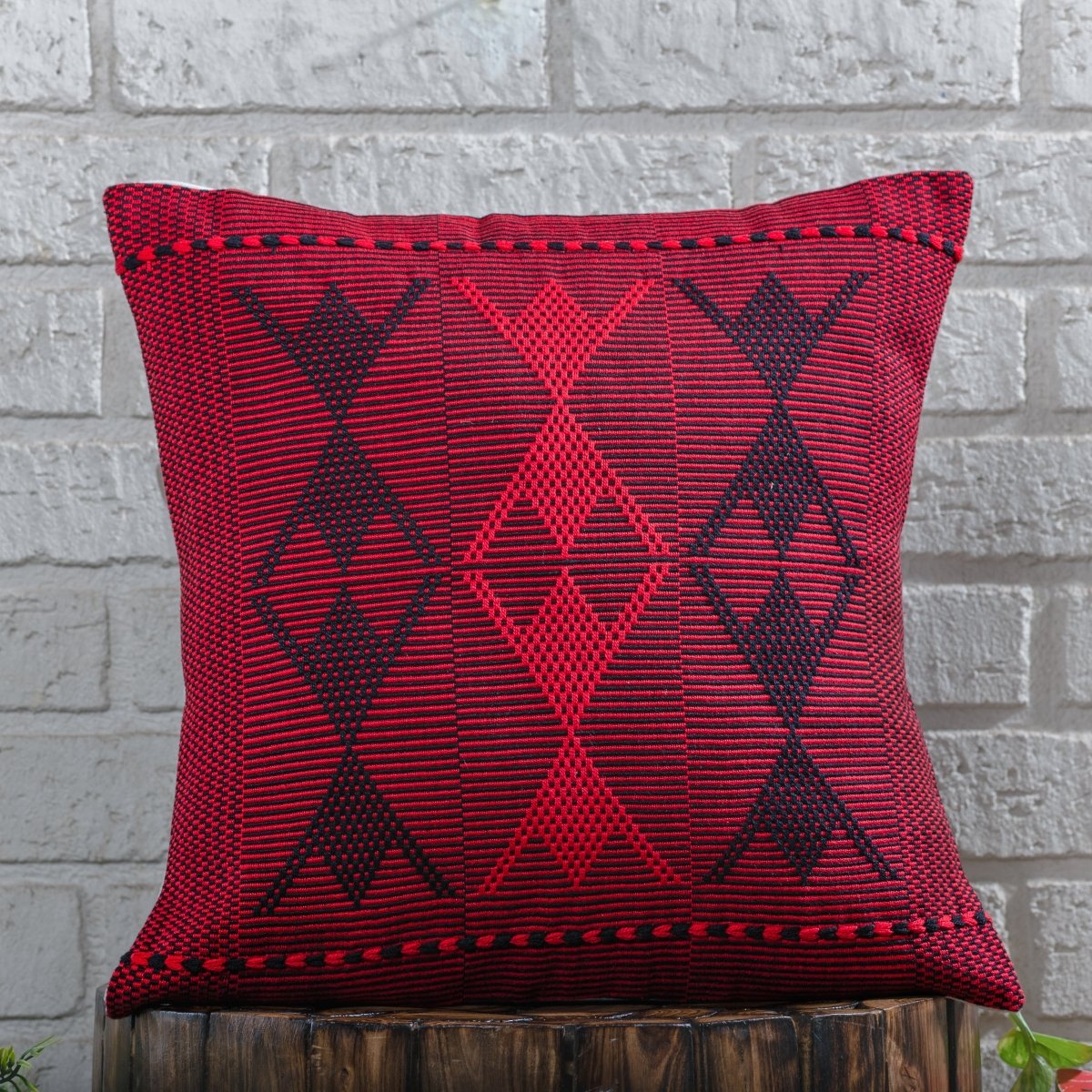 Monochrome Opulence: Black & Red Arrowhead Pattern Cushion Cover