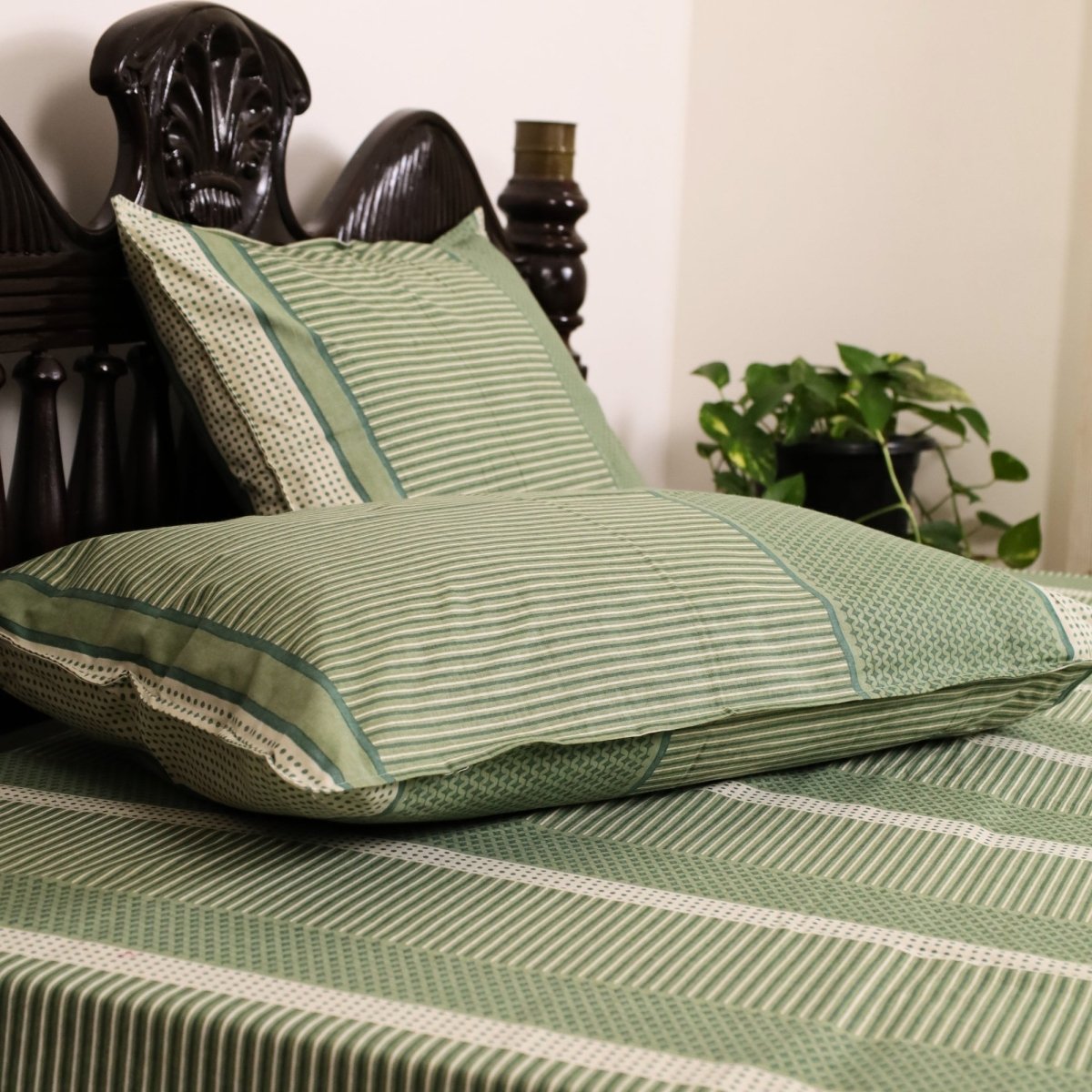 Fern Green & Off White Textured Cotton Bedsheet with Pillow Cover | Marigold Collection
