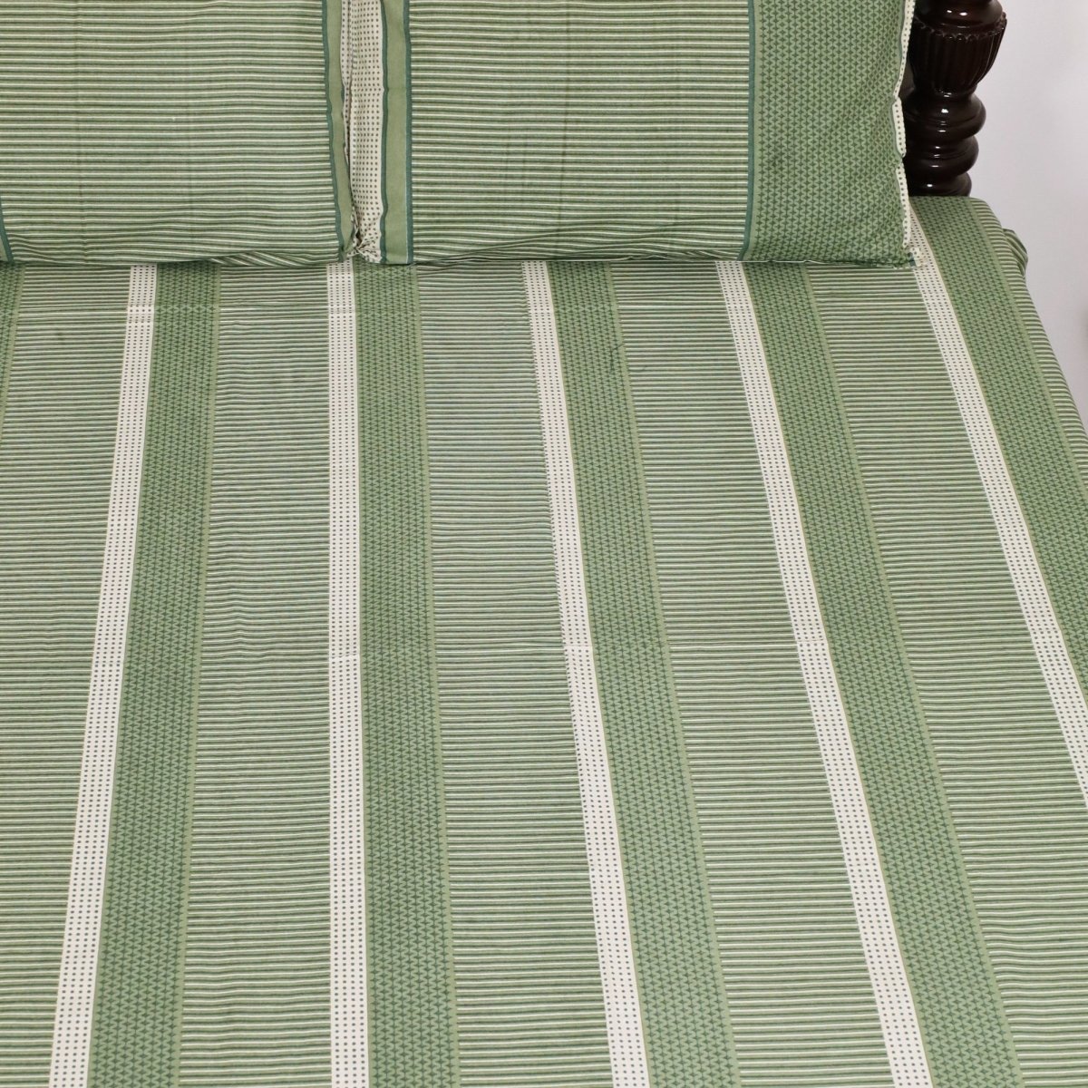 Fern Green & Off White Textured Cotton Bedsheet with Pillow Cover | Marigold Collection
