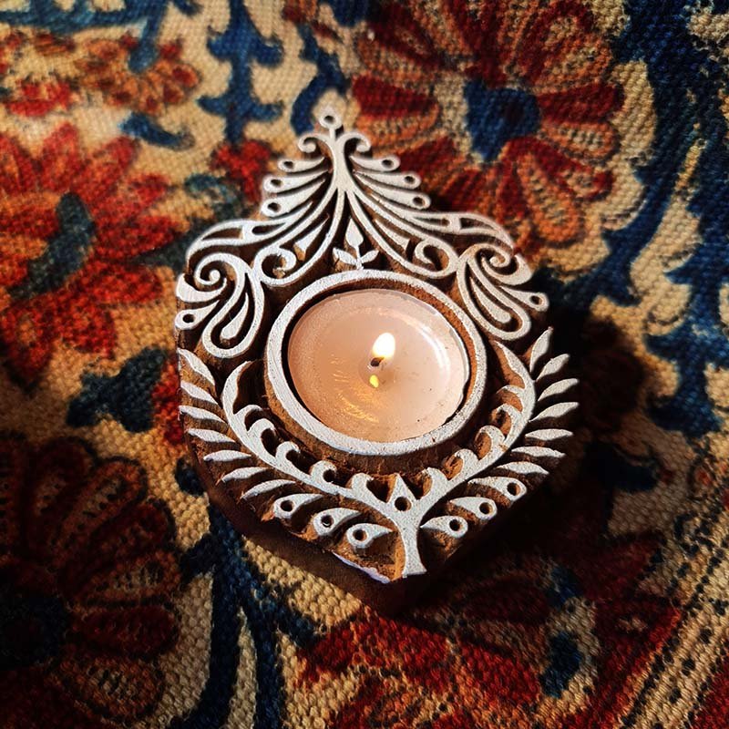 Artisanal Leaf-Shaped Wooden Tealight Holder - Handcrafted Candle Stand